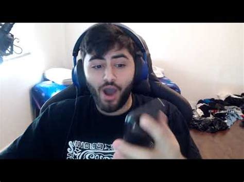 YASSUO SHOWS THIS SHIRTLESS PICTURE TO TYLER1 .
